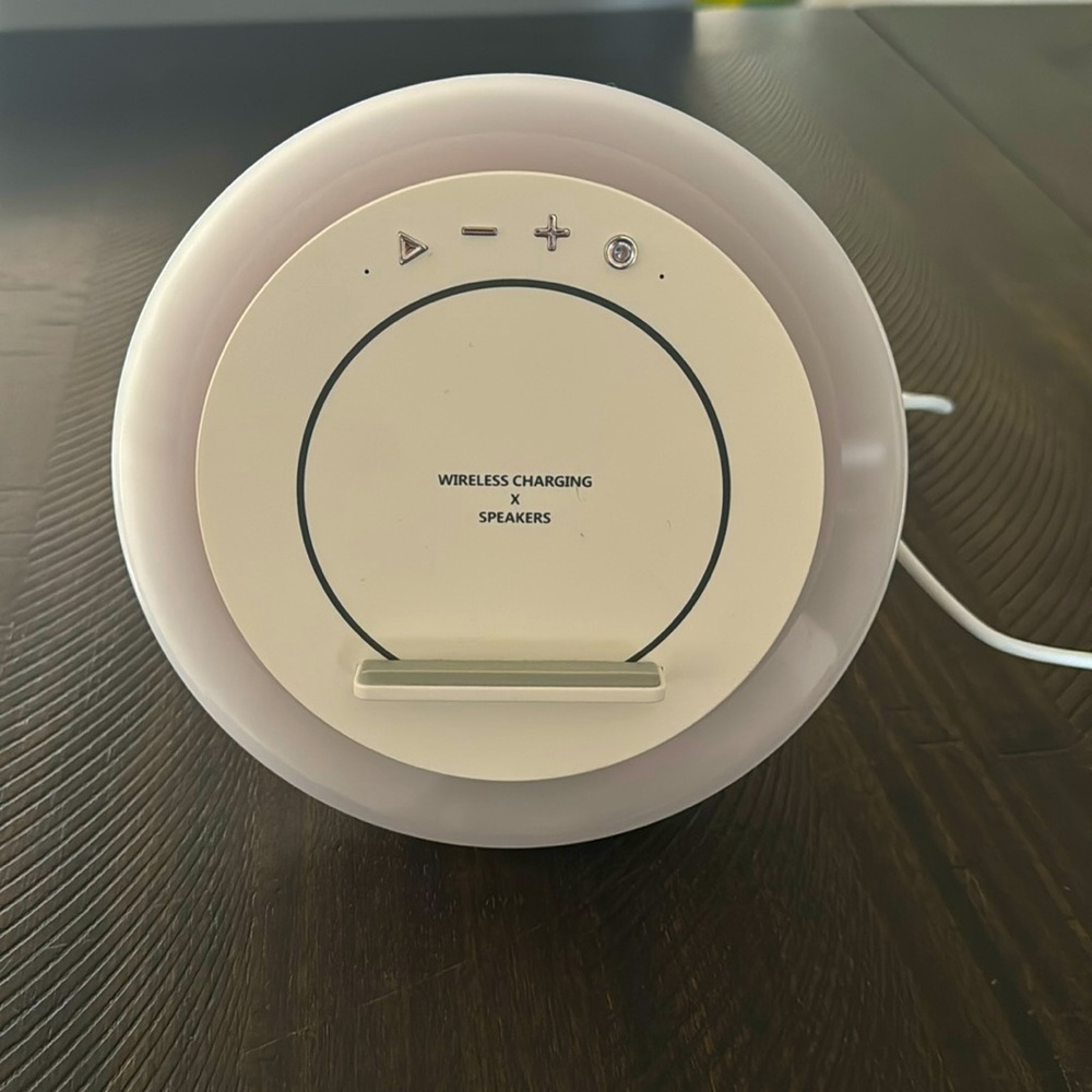Wireless Charging Speaker - Color Changing.